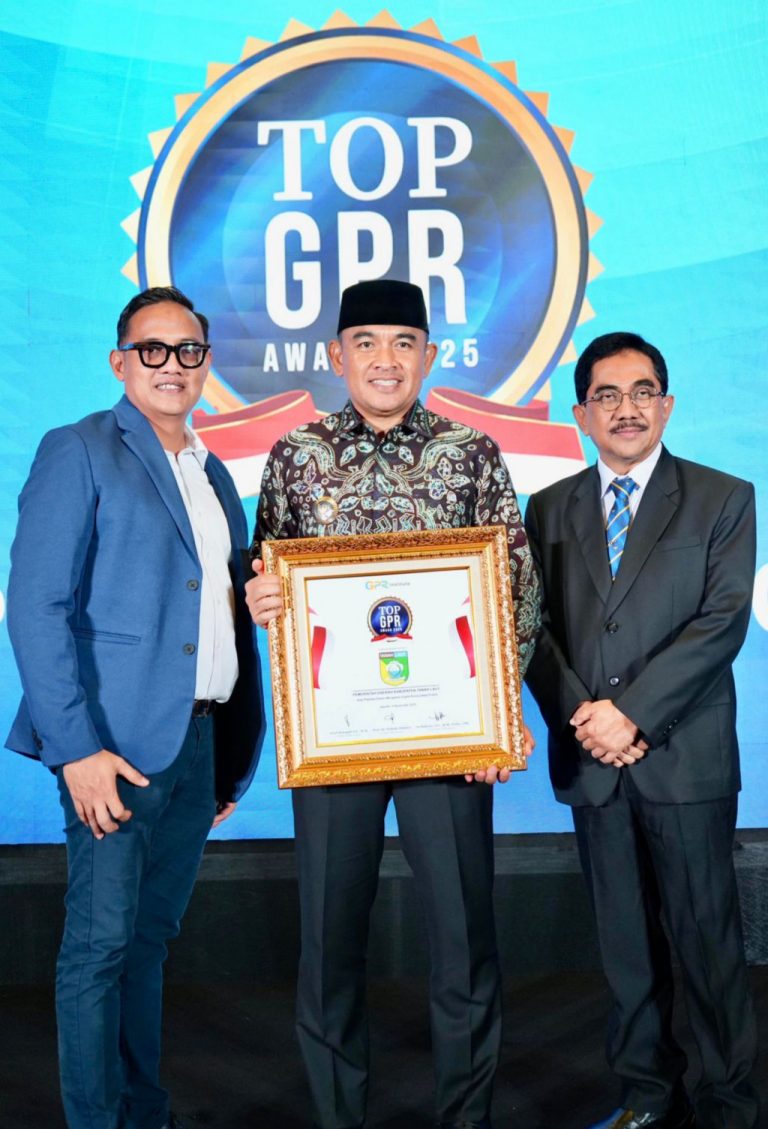 BUPATI H Rahmat Trianto saat menerima Penghargaan Top GPR Award 2025 di Jakarta, Senin (4_11).