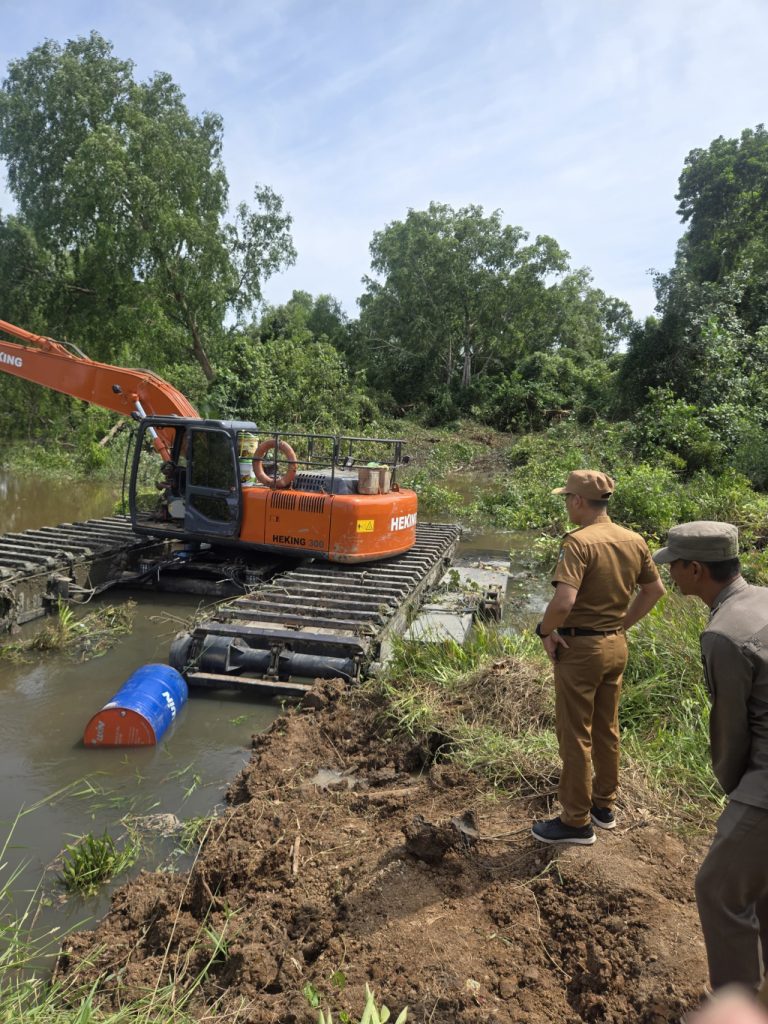 DIBONGKAR - Tabat di kawasan STI Desa Kurau Utara mulai dibongkar sejak Senin (26_1) siang kemarin.