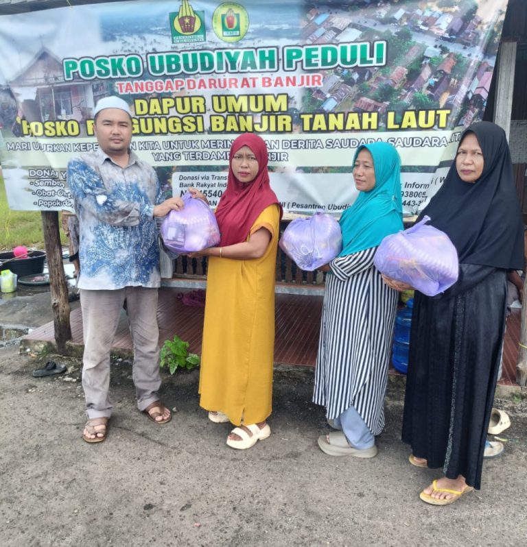 SEMBAKO - Pihak Posko Peduli Banjir Ponpes Ubudiyah memberikan sembako kepada pengungsi yang pulang..