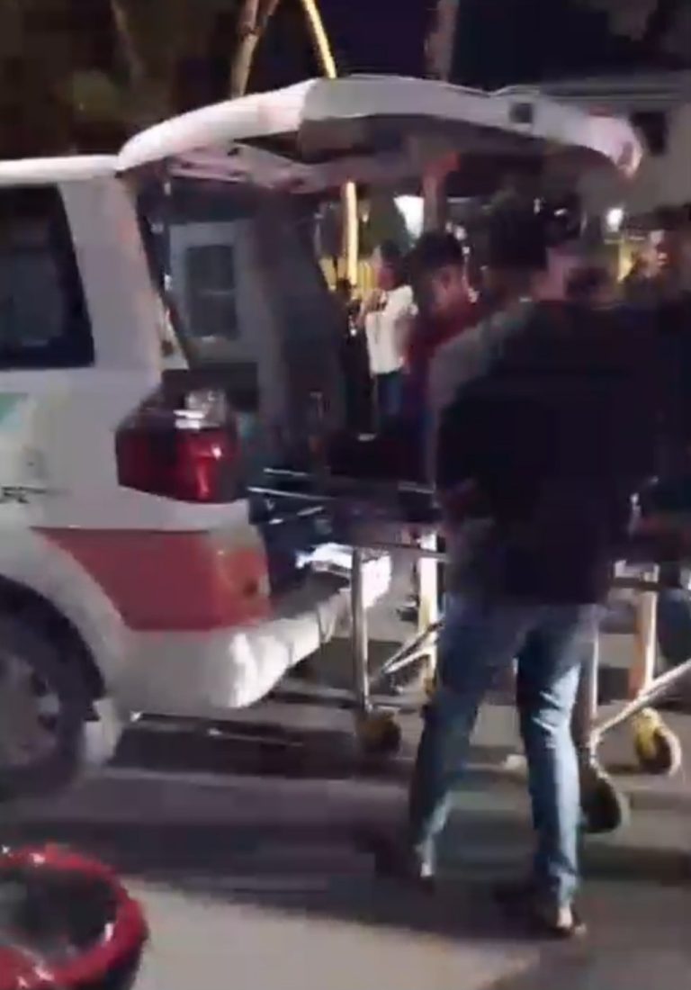 EVAKUASI - Relawan bersama petugas melakukan evakuasi korban laka di kawasan Palpalan, Pelaihari, tengah malam tadi.