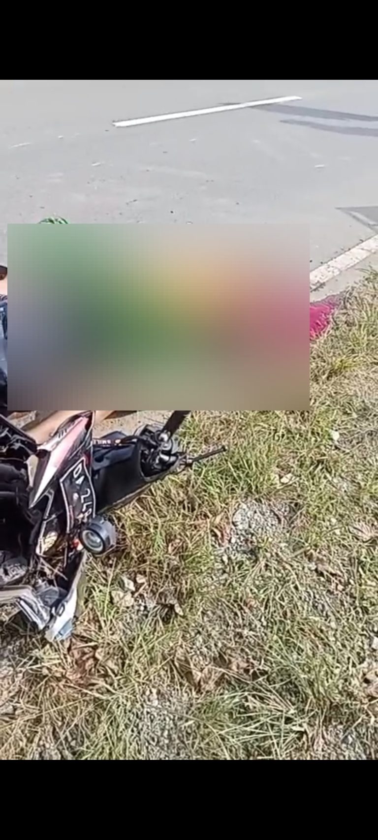 TERGELETAK - Salah satu korban laka pembawa gerobak besi tergeletak bersimbah darah di jalan aspal Desa Sungairiam, Jumat (13_3) sore.