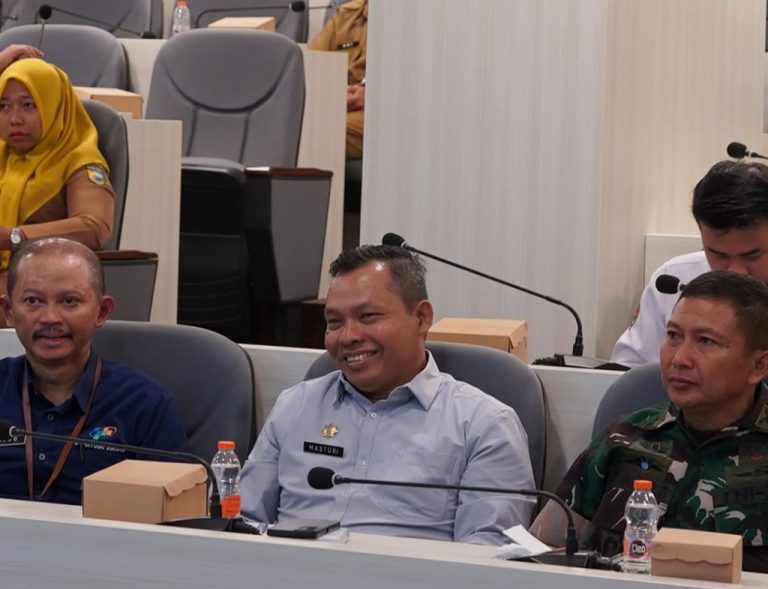 ASISTEN Ekobang Setda Tala Masturi mengikut Rakori Pengendalian Inflasi bersama Kemendagri, Senin (6_4), di ruang rapat Barakat Lantai II Kantor bupati.