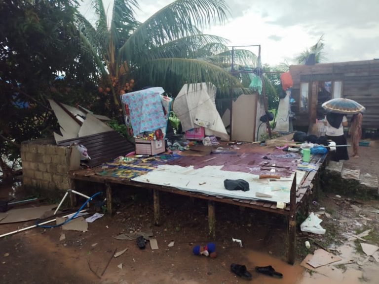 PARAH - Beginilah kondisi rumah warga di Desa Handilbirayang Bawah yang diterjang angin kencang, Rabu (29_4) sore..