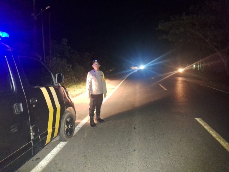 PERSONEL Polsek Jorong giat patroli di lokasi-lokasi rawan penerangan di sepanjang jalur Jalan A Yani setempat, Senin (6_4) malam..