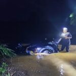 EVAKUASI - Mobil yang terseret arus berarus deras di sawitan Desa Tajaupecah, Minggu (3_5) malam, berhasil dievakuasi.