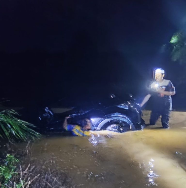 EVAKUASI - Mobil yang terseret arus berarus deras di sawitan Desa Tajaupecah, Minggu (3_5) malam, berhasil dievakuasi.