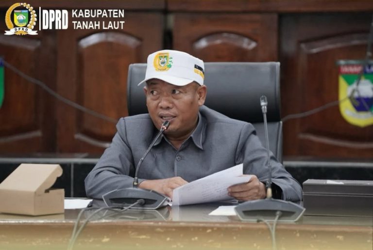 FOTO 1. RDP - Ketua Komisi II DPRD Tala H Agus Prasetya B memimpin RPD Dispora dan OKP di gedung dewan setempat, Senin (11_5).