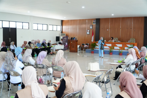 FOTO 3. ANTUSIAS - Peserta Workshop Personal Grooming antusias menyimak paparan pemateri profesional, Rabu (6_5).