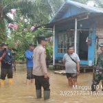 PANTAU - Camat Jorong Paimun (kedua kiri bertopi) bersama forkopimcam serta aparatur desa setempat pantau lokasi genangan air di Desa Asamasam, Minggu (10_5) pagi.