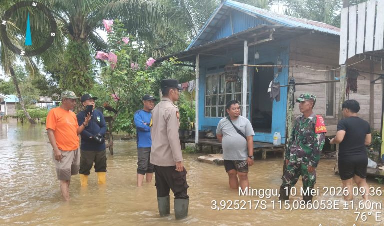 PANTAU - Camat Jorong Paimun (kedua kiri bertopi) bersama forkopimcam serta aparatur desa setempat pantau lokasi genangan air di Desa Asamasam, Minggu (10_5) pagi.