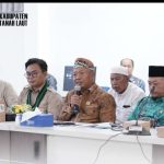 FOTO 2. KETUA Komisi II H Agus Prasetya B (tengah) menyampaikan pendapatnya, Kamis (18_6).