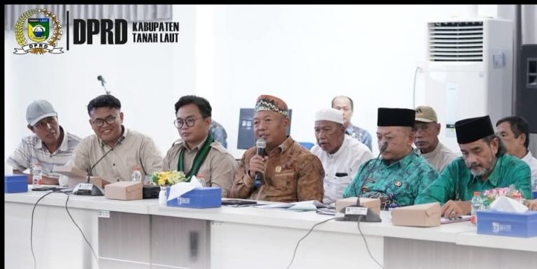 FOTO 2. KETUA Komisi II H Agus Prasetya B (tengah) menyampaikan pendapatnya, Kamis (18_6).