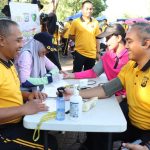 KAPOLRES  AKBP Ricky Boy Siallagan turut memanfaatkan layanan pemeriksaan kesehatan gratis di RTH Kijang Mas Permai, Pelaihari, Minggu (21_6) pagi.