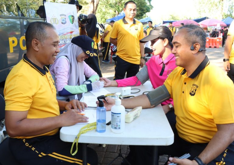 KAPOLRES  AKBP Ricky Boy Siallagan turut memanfaatkan layanan pemeriksaan kesehatan gratis di RTH Kijang Mas Permai, Pelaihari, Minggu (21_6) pagi.