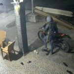 TUNTUN TRAIL - Pada rekaman CCTV terlihat pelaku menuntun pelan trail melewati teras depan sebuah rumah. Suasana sepi.