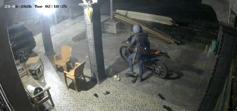TUNTUN TRAIL - Pada rekaman CCTV terlihat pelaku menuntun pelan trail melewati teras depan sebuah rumah. Suasana sepi.