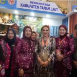 FOTO 3. RANGKAIAN Kegiatan Ketua Dekranasda Tala Hj Dian Rahmat bersama Hj Wiwi Zazuli saat menghadiri HUT ke-46 Dekranas di Makassar, Jumat (10_7).