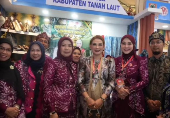 FOTO 3. RANGKAIAN Kegiatan Ketua Dekranasda Tala Hj Dian Rahmat bersama Hj Wiwi Zazuli saat menghadiri HUT ke-46 Dekranas di Makassar, Jumat (10_7).