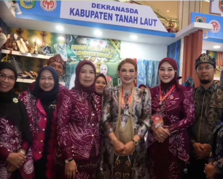 FOTO 3. RANGKAIAN Kegiatan Ketua Dekranasda Tala Hj Dian Rahmat bersama Hj Wiwi Zazuli saat menghadiri HUT ke-46 Dekranas di Makassar, Jumat (10_7).